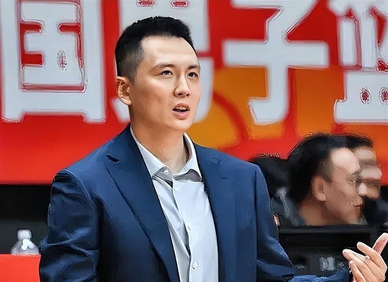 尼克斯队时隔53年NBA再夺冠，中锋罗宾逊晒比赛前酒店抓蛇视频