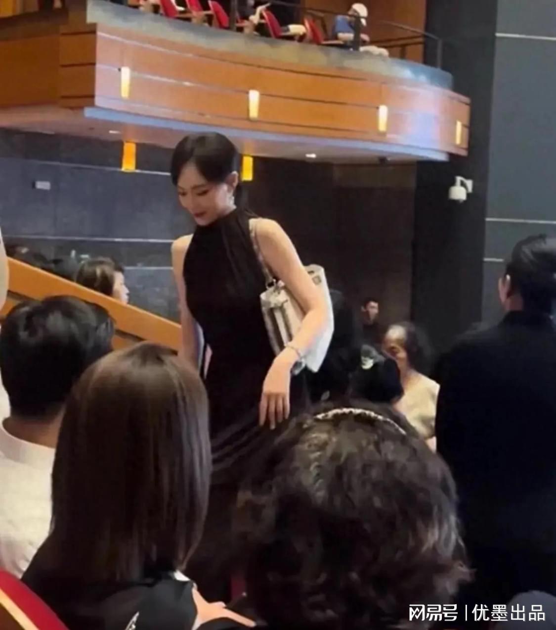 乐鱼体育杨瀚森新老板夺冠了！NHL飓风队捧起斯坦利杯：给开拓者打个样？