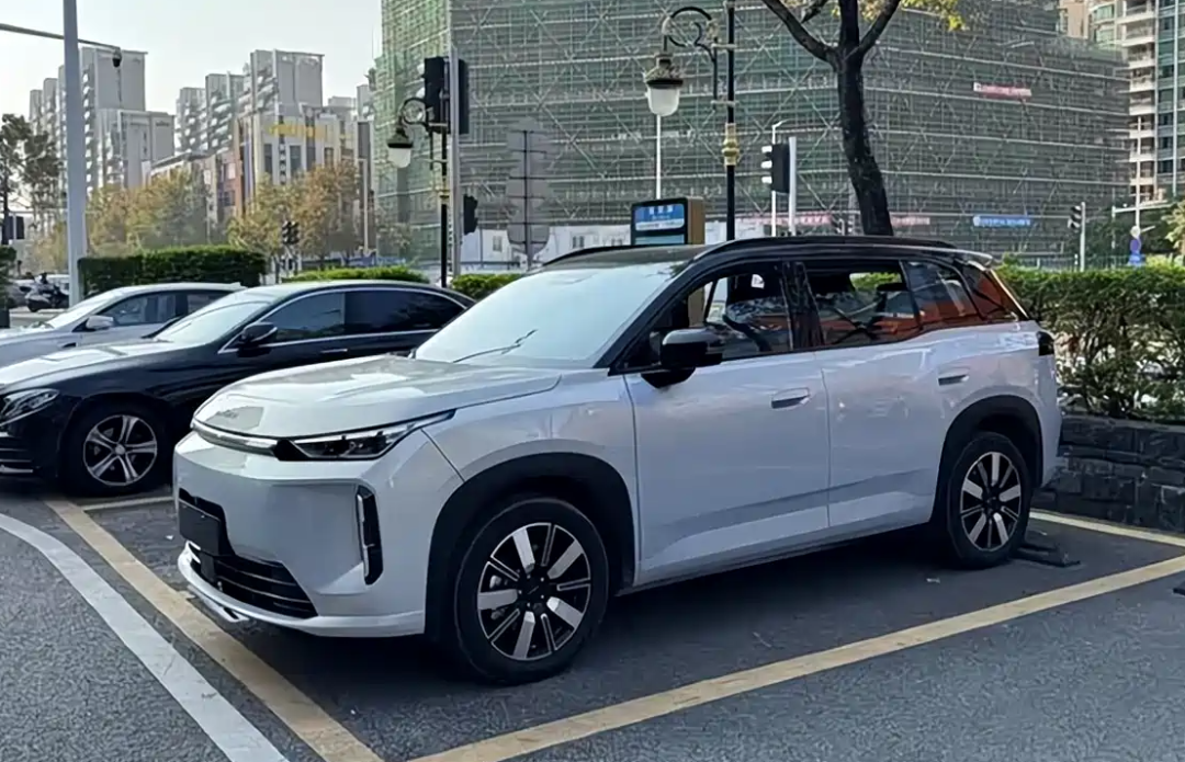 乐鱼体育火箭官方：球队与中锋卡斯特罗签下双向合约 同时裁掉后卫牛顿