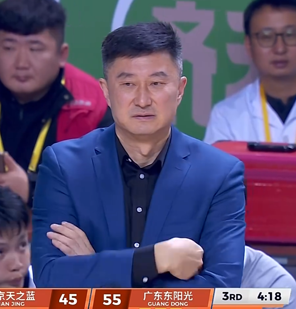 ESPN记者：湖人队内部人士暗示詹姆斯父子可能一起转投新球队