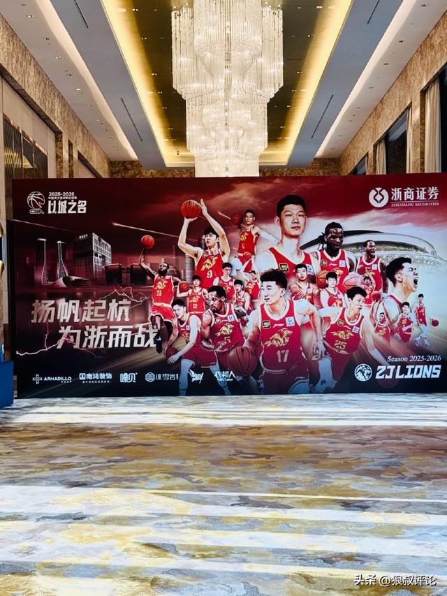 小托马斯狂轰56分！转行球探仍闪耀半职业联赛：尚未正式宣布退役