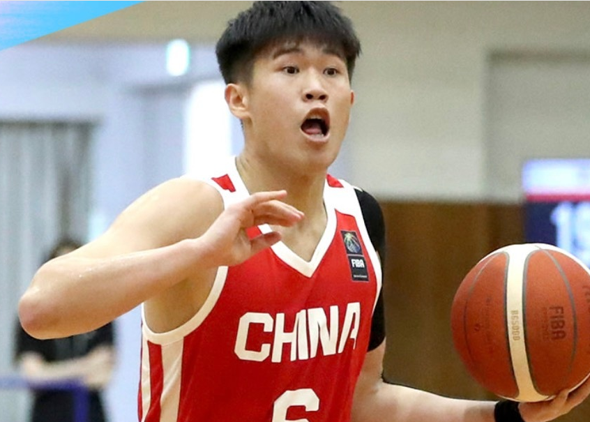 利物浦主场2比2平森林，伊劳拉不满上半场表现及换人牌故障
