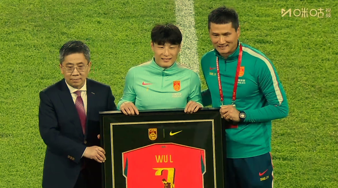 美国门将超巨失误送礼！德凯特拉雷断球助攻，范纳肯笑纳空门