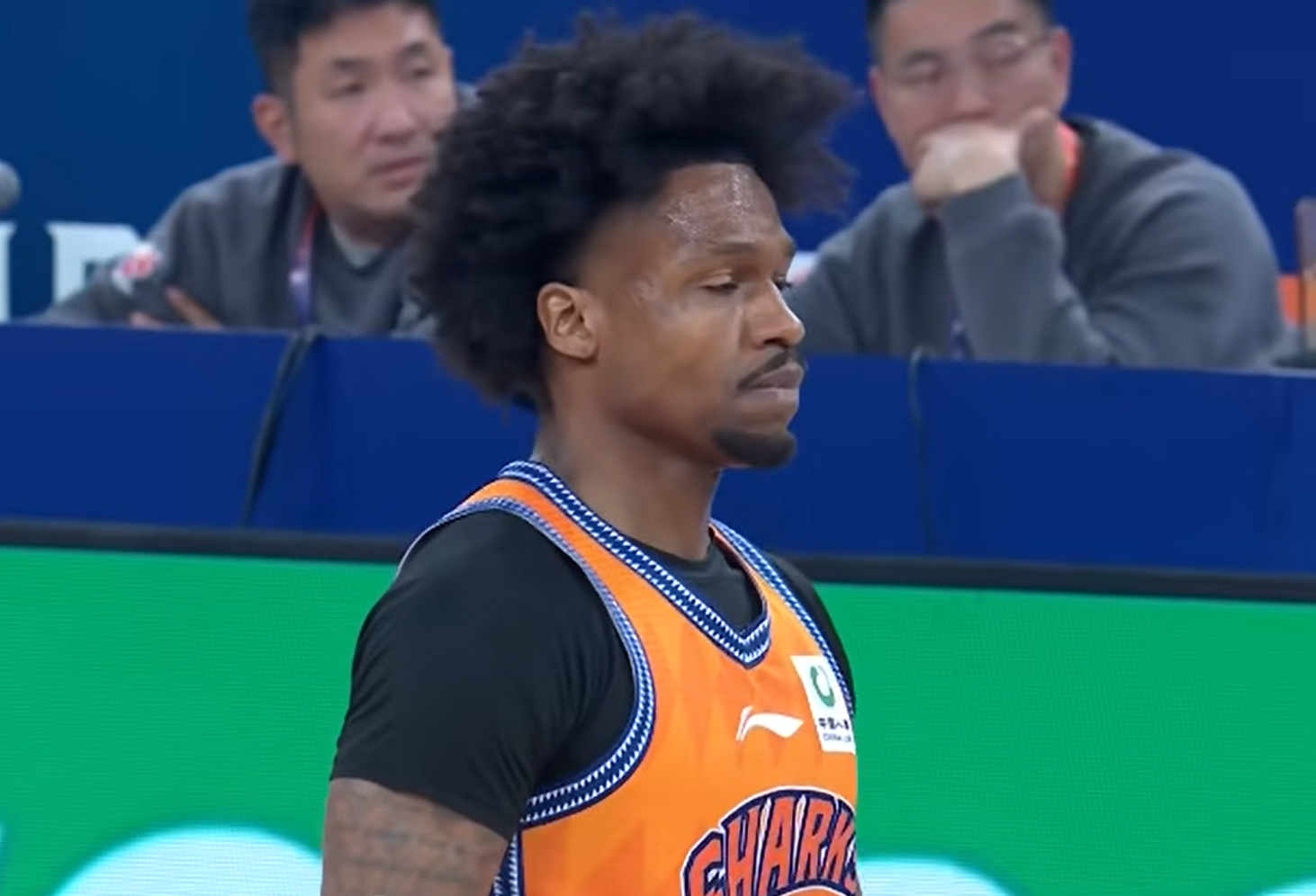 萨卡世界杯赛前和记者比飞镖
